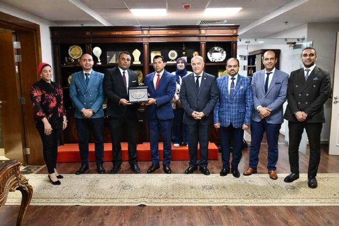 صورة جماعية مع درع تكريمي