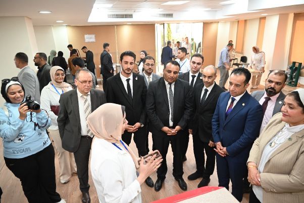 مسؤولون يتجولون في المعرض