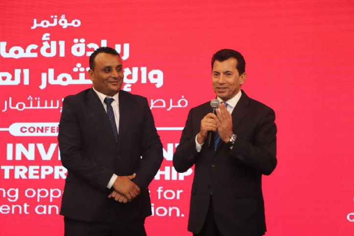 متحدث على المسرح