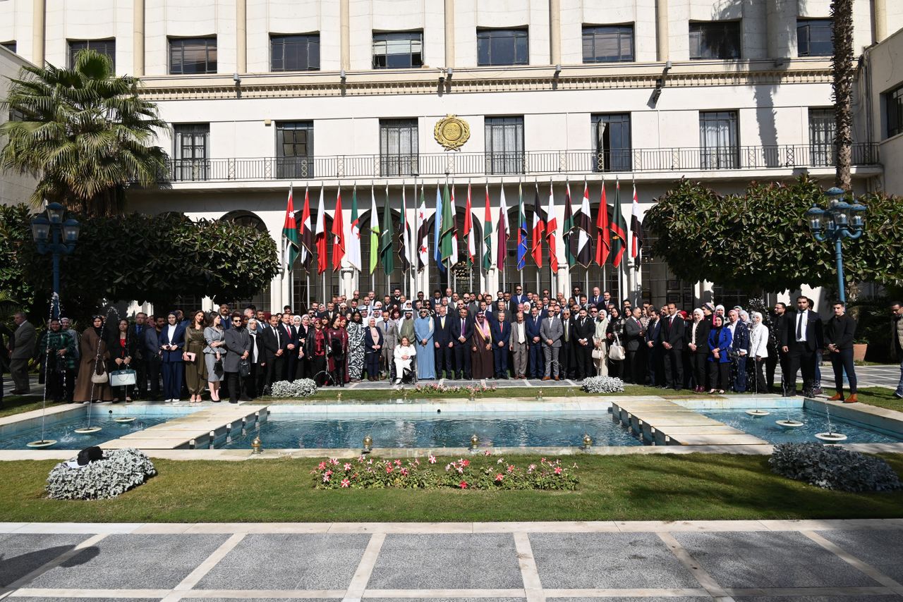 صورة جماعية أمام مقر جامعة الدول العربية