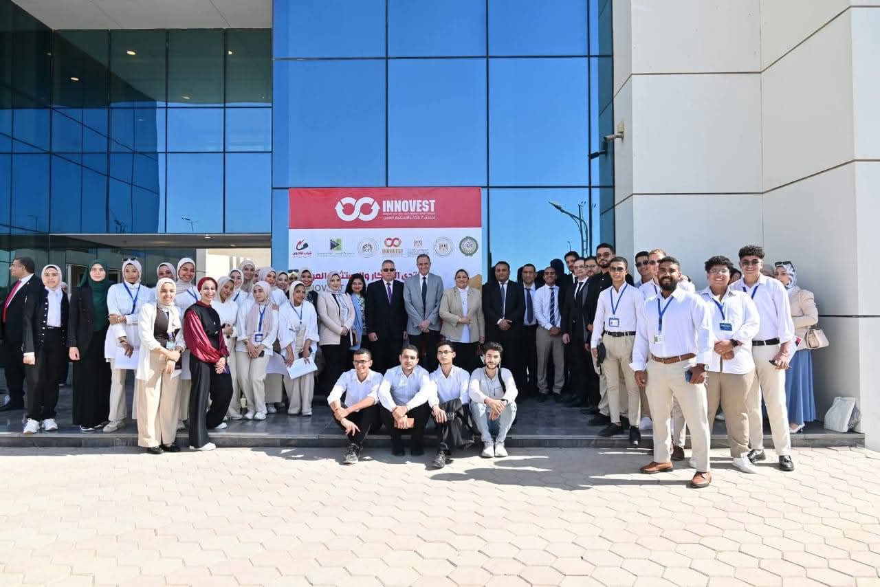 صورة جماعية أمام مبنى الجامعة