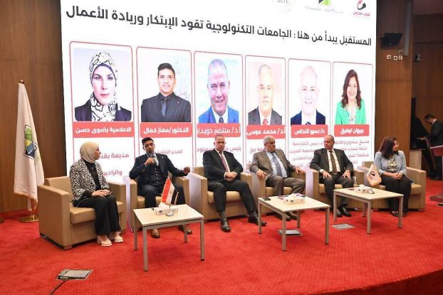 متحدثون على المسرح