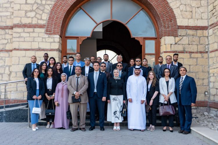 مشاركون عند مدخل مقوّس