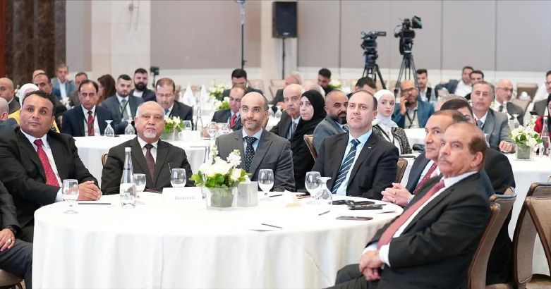 ضيوف حول طاولة مستديرة
