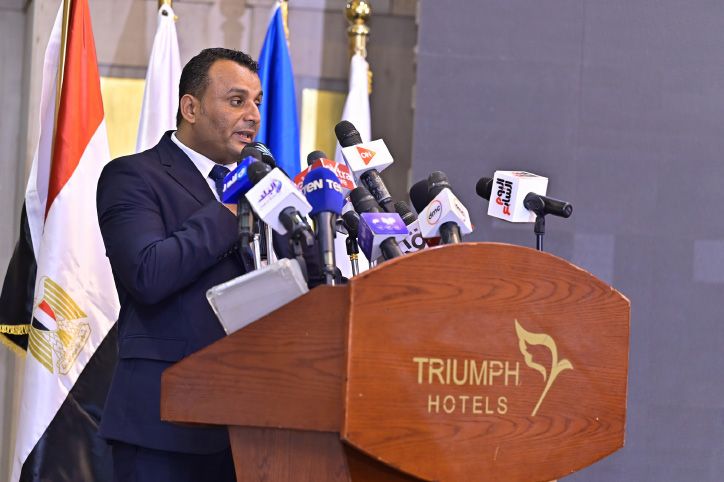 متحدث على منصة المؤتمر الصحفي