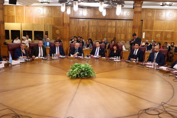 اجتماع حول طاولة مستديرة