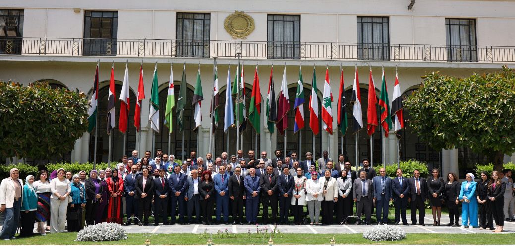 صورة جماعية في مقر جامعة الدول العربية