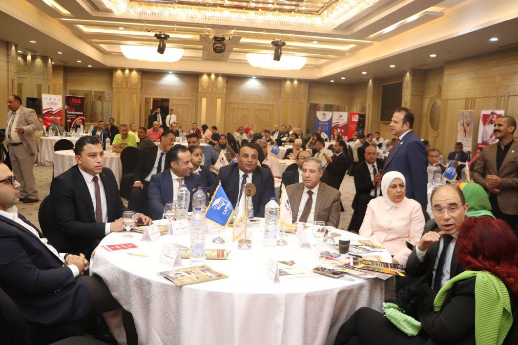 الحضور حول الطاولات المستديرة